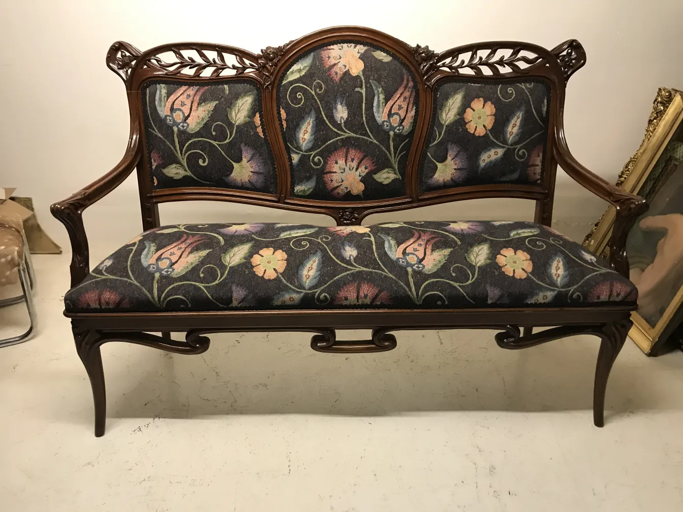3 fauteuils antiques art nouveau avec un motif floral coloré