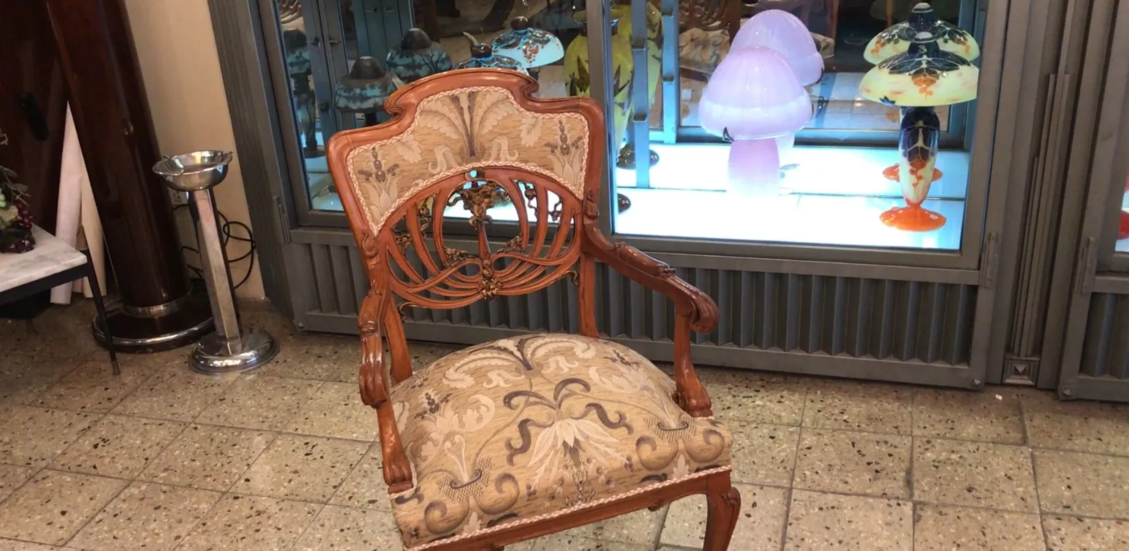 Trois fauteuils anciens de style art nouveau avec détails décoratifs
