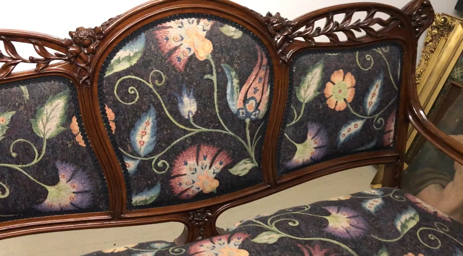 Trois fauteuils anciens avec motifs floraux et courbes élégantes