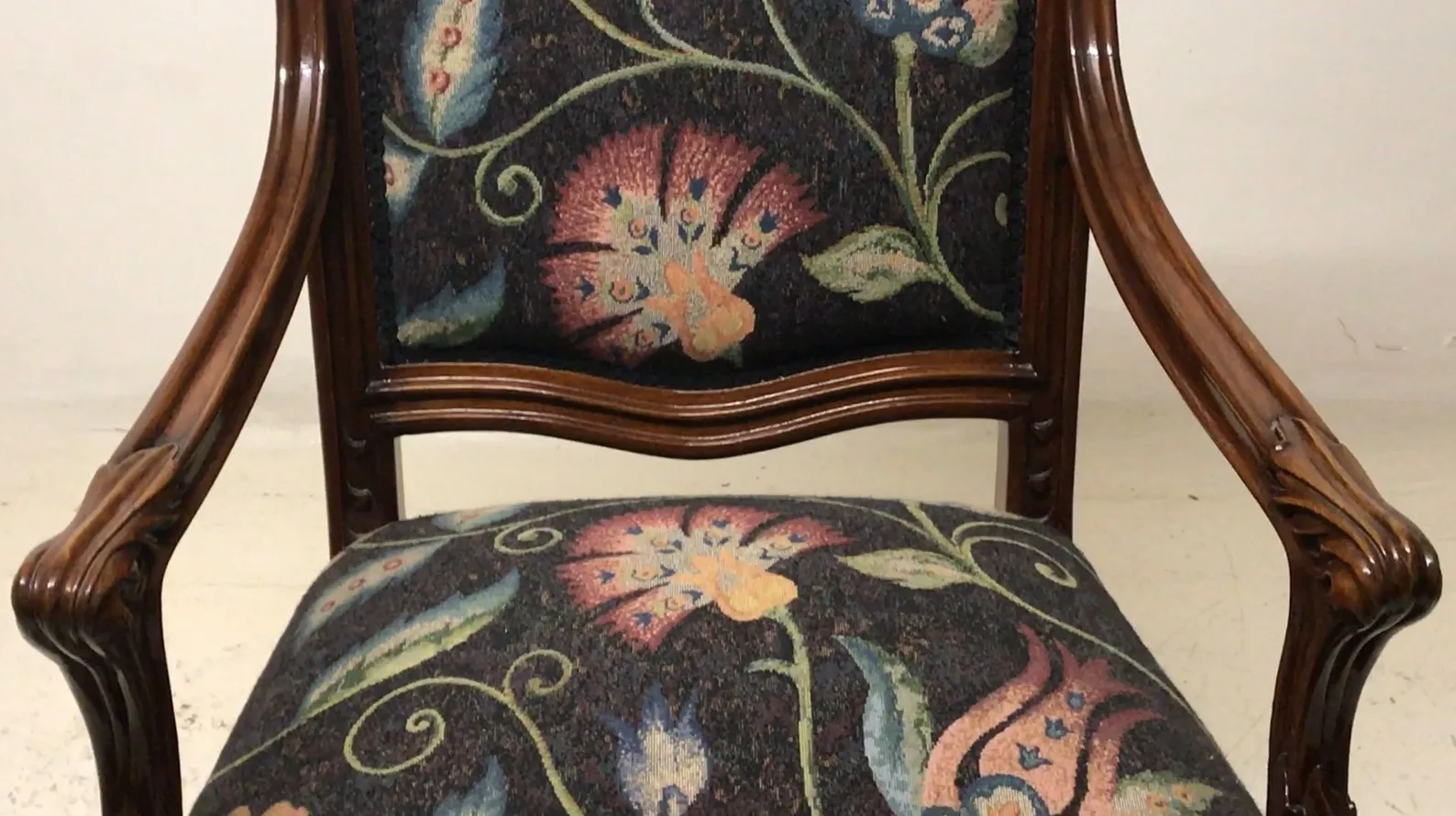 3 fauteuils antiques art nouveau avec motif floral sur le tissu