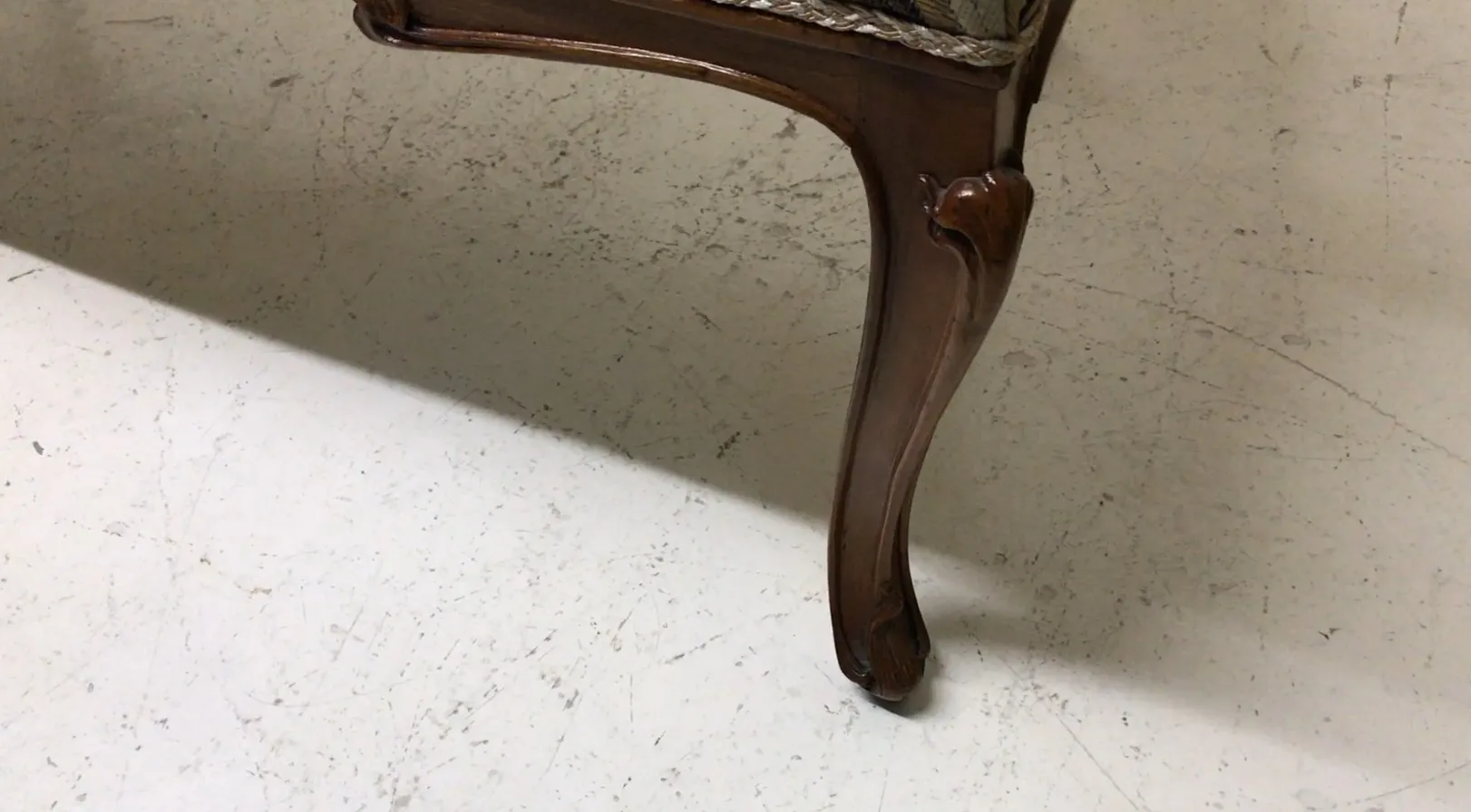 Vue d'un fauteuil ancien mettant en avant des détails décoratifs art nouveau