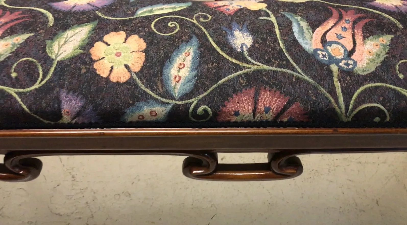 Drei antike Armlehnstühle im Art Nouveau-Stil mit lebendigen Farben und floralen Mustern auf dem Bezug.