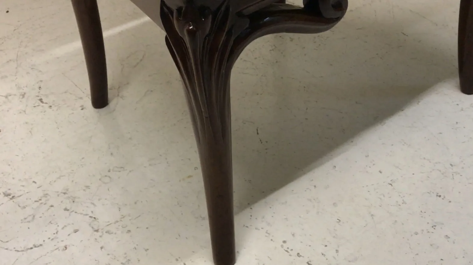 Tres sillones antiguos con detalles de arte nuevo en un ambiente acogedor