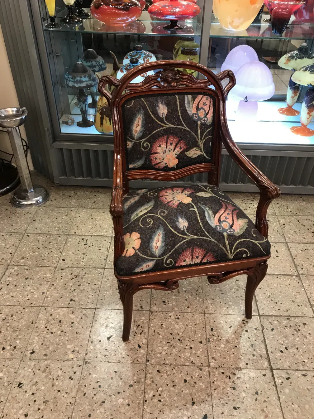 Trois fauteuils anciens avec un revêtement coloré, ambiance décorative.