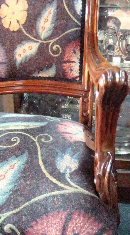 tres sillones antiguos con decoraciones en tela floral art nouveau