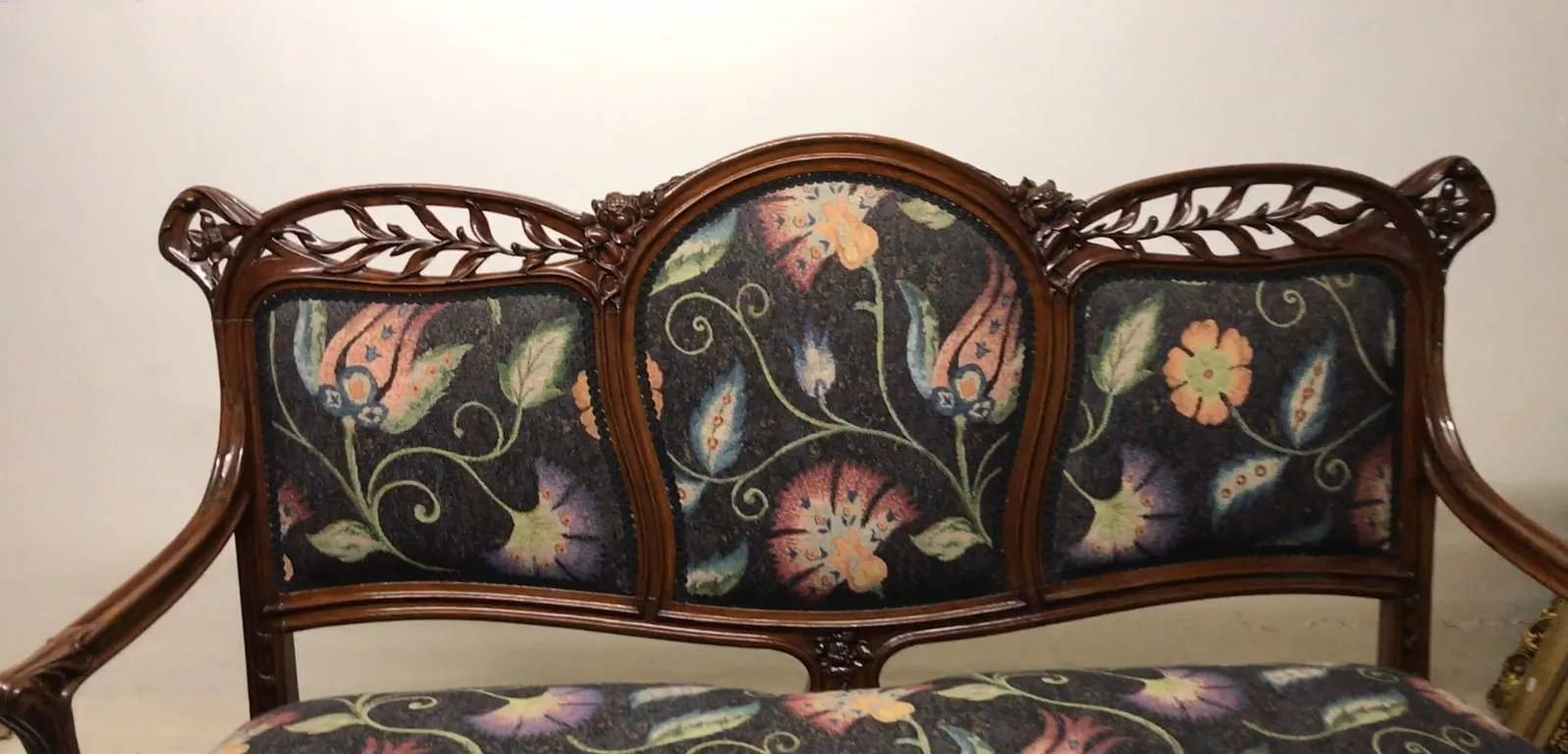 Tres sillones antiguos con hermosos patrones florales