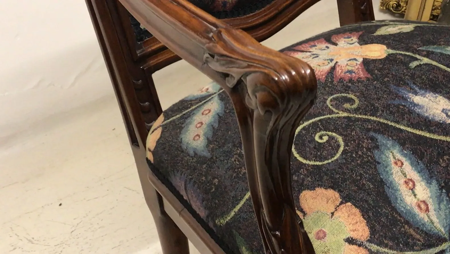 Trois fauteuils avec des détails floraux et un design Art Nouveau dans un cadre classique.
