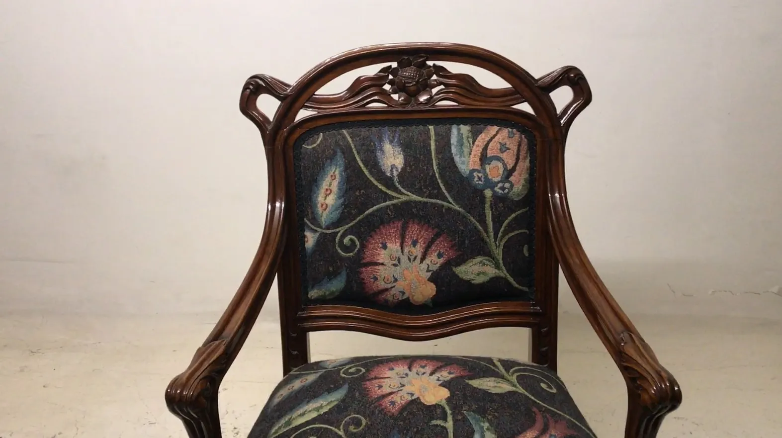 Tres sillones antiguos con detalles decorativos art nouveau