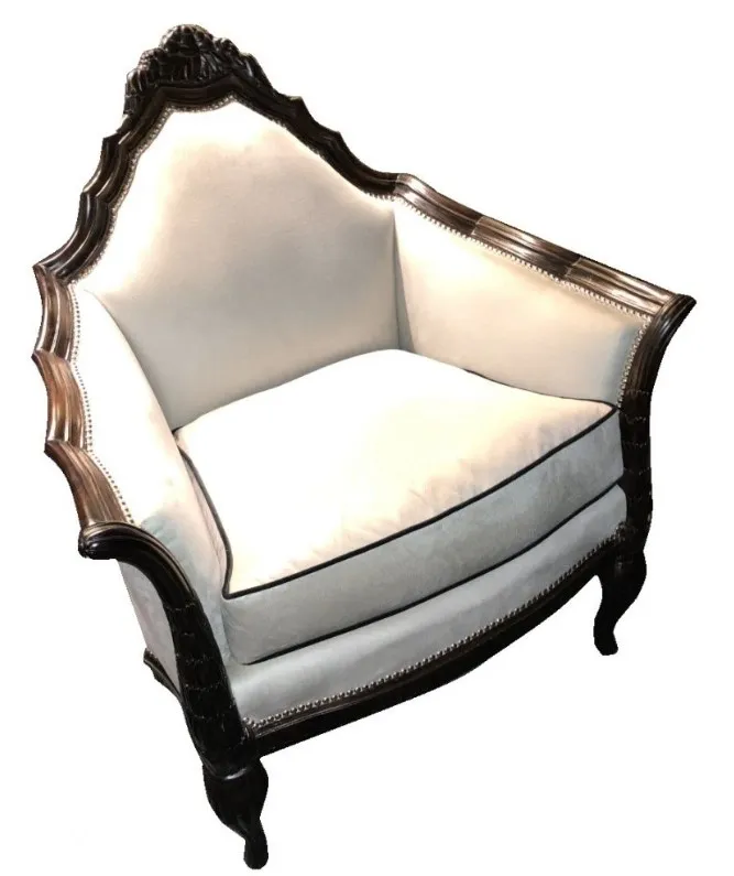 3 fauteuils anciens avec des détails complexes