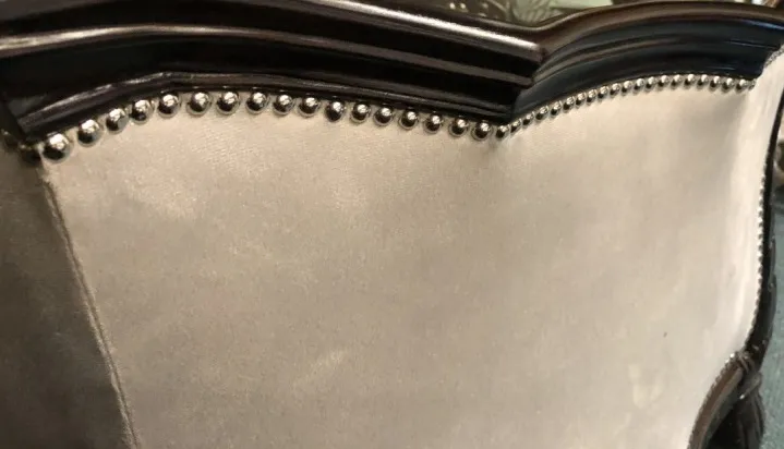 Tre poltrone antiche con dettagli decorativi e eleganza.