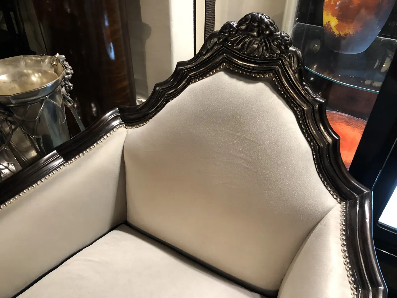  detalles de tres sillones antiguos con un elegante diseño de paul follot.