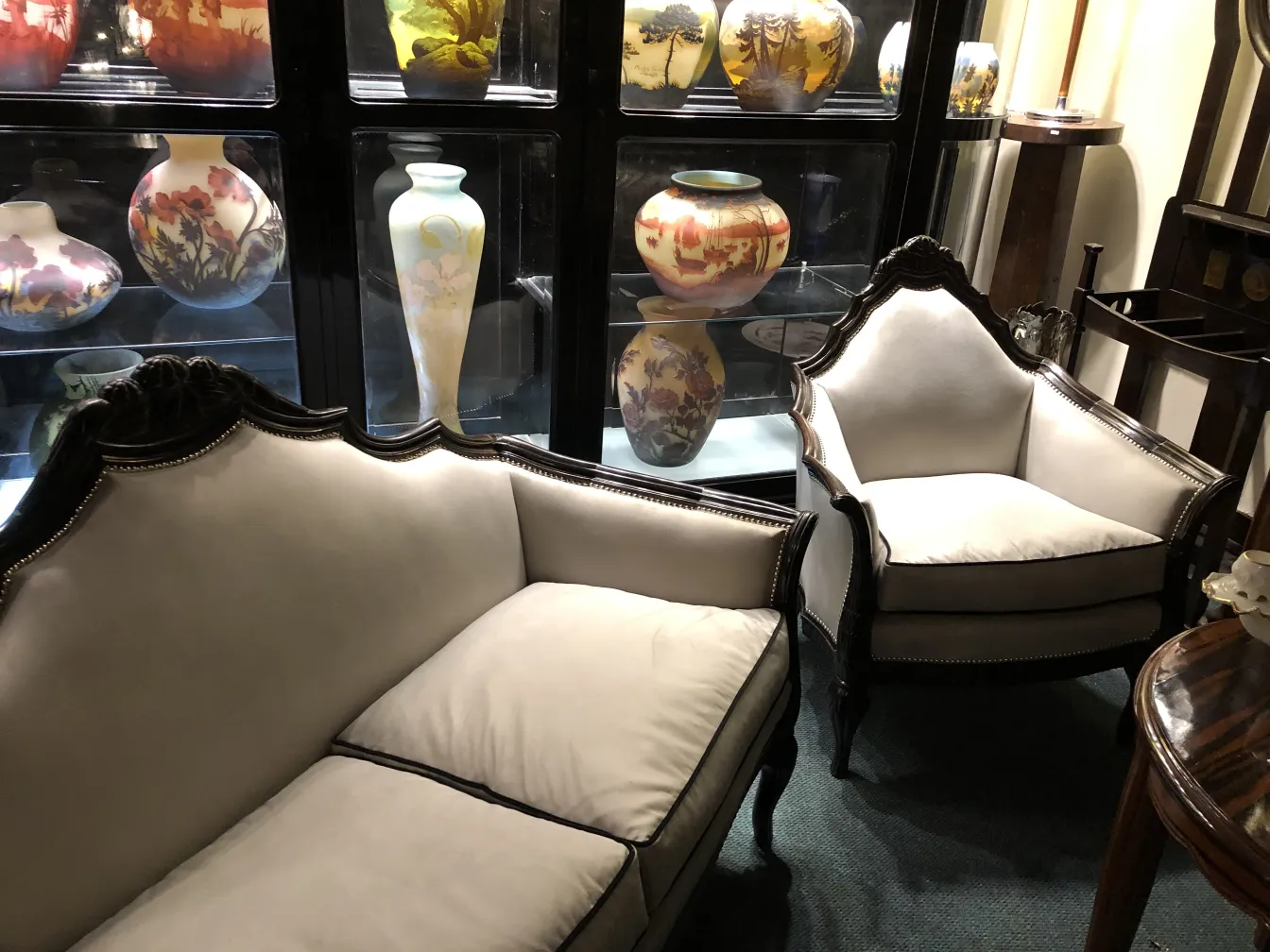 Três poltronas antigas em um ambiente elegante com decorações vintage.