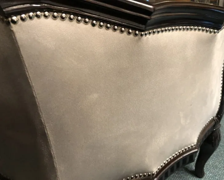 Três poltronas antigas de Paul Follot, com detalhes elegantes na estofaria.