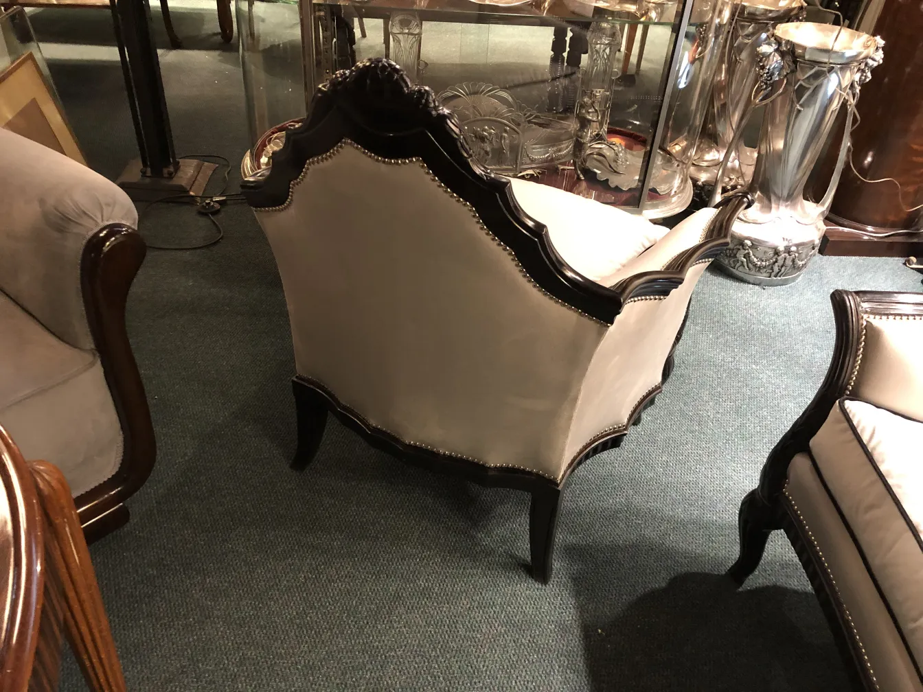 3 fauteuils anciens de Paul Follot avec des détails décoratifs dans un cadre chaleureux.