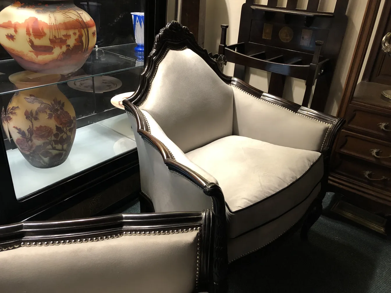 ポール・フォロによる3脚の古い肘掛け椅子が居心地の良い環境にある