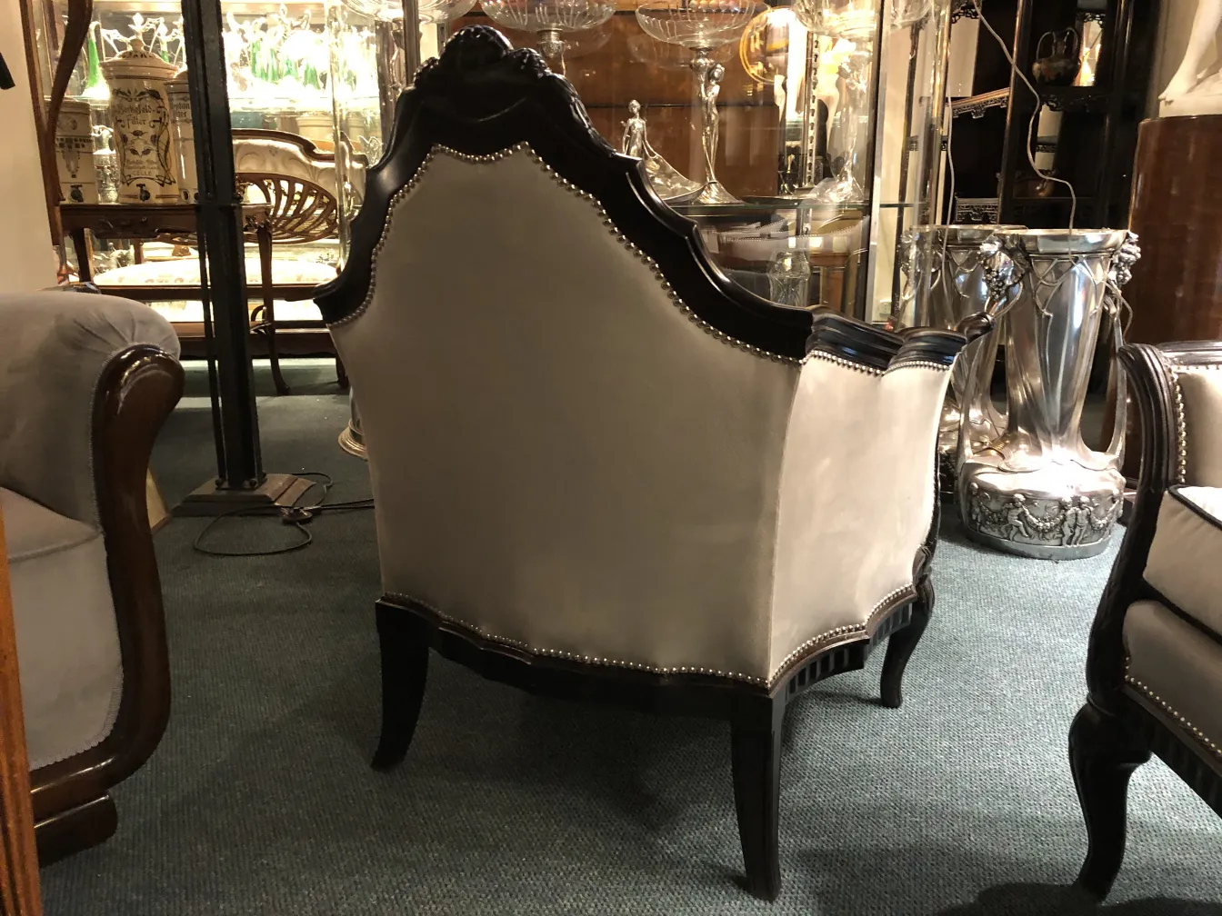 Tres sillones antiguos con diseño elegante, decorados y en un ambiente clásico.