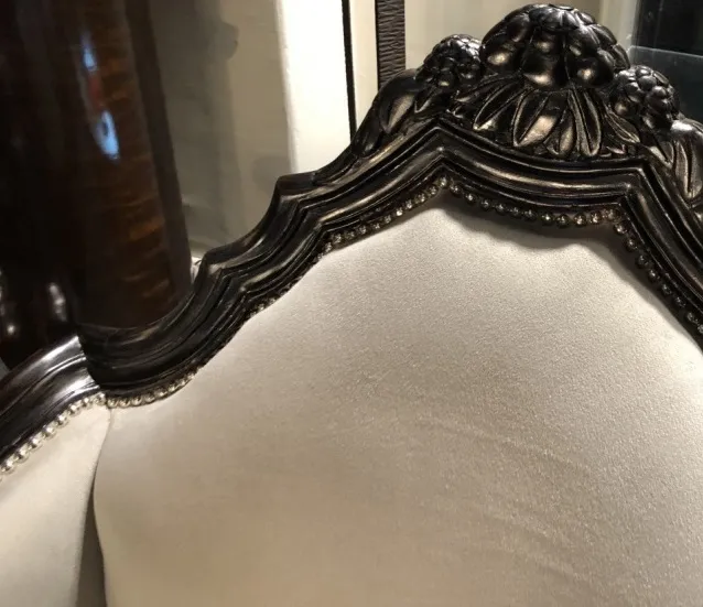 Tres sillones antiguos con detalles decorativos de Paul Follot, elegantes.