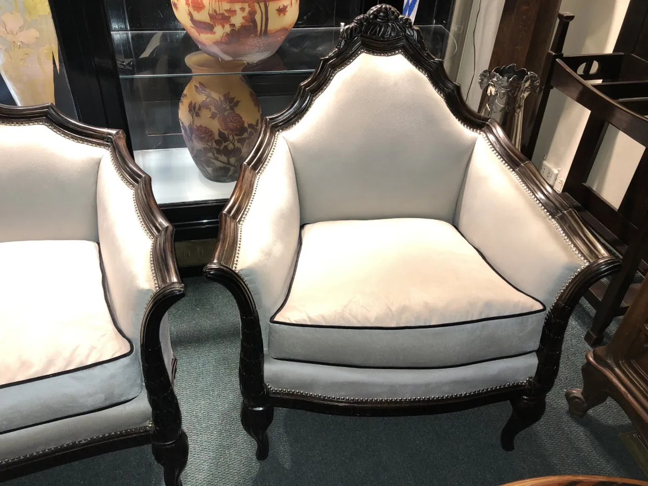 Tre poltrone antiche con design elegante di Paul Follot in un ambiente classico.