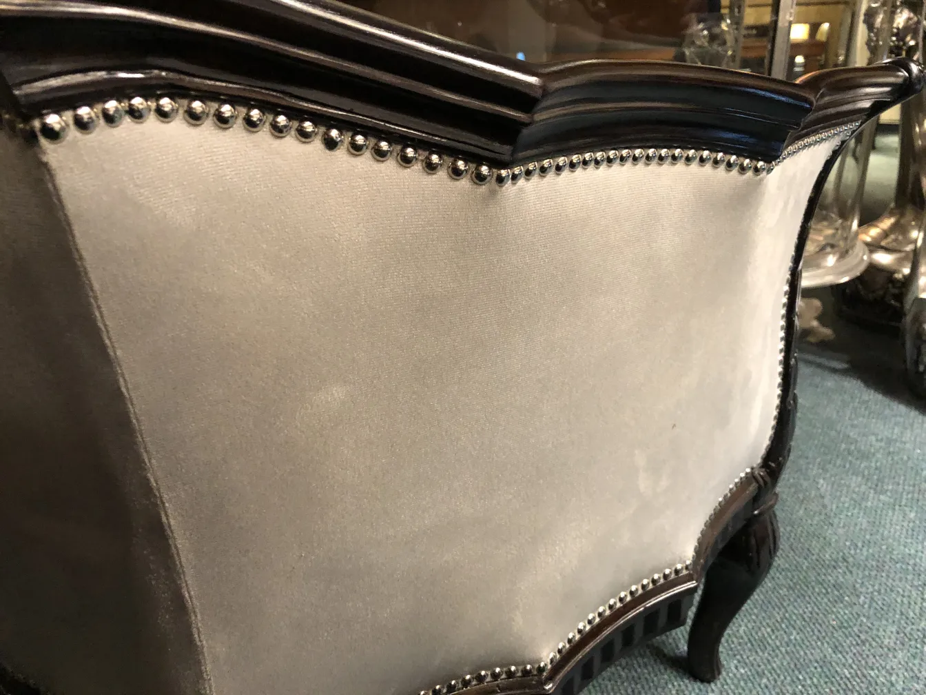 Trois fauteuils anciens avec détails décoratifs, style Paul Follot