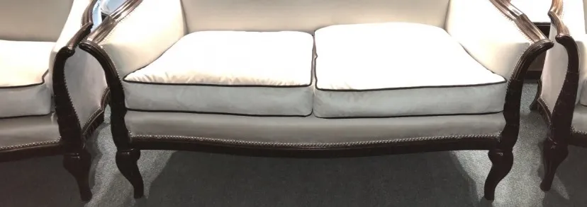 trois fauteuils anciens avec des coussins dans un cadre accueillant