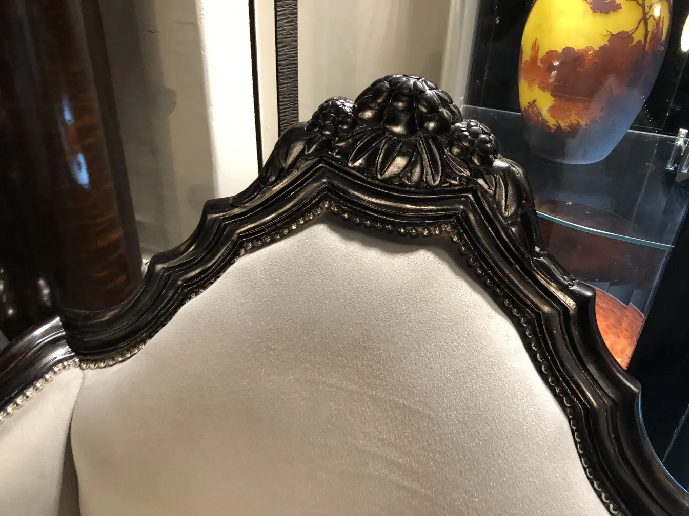 Vista di una poltrona antica con dettagli decorativi, Paul Follot, in un ambiente elegante.