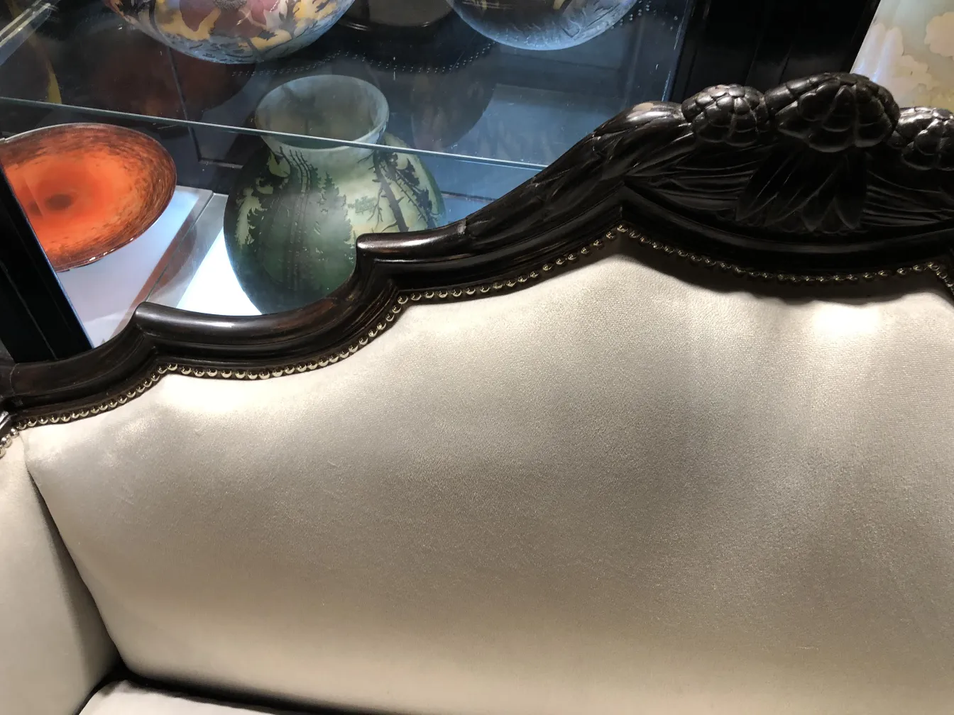 Três poltronas antigas com detalhe no encosto, Paul Follot