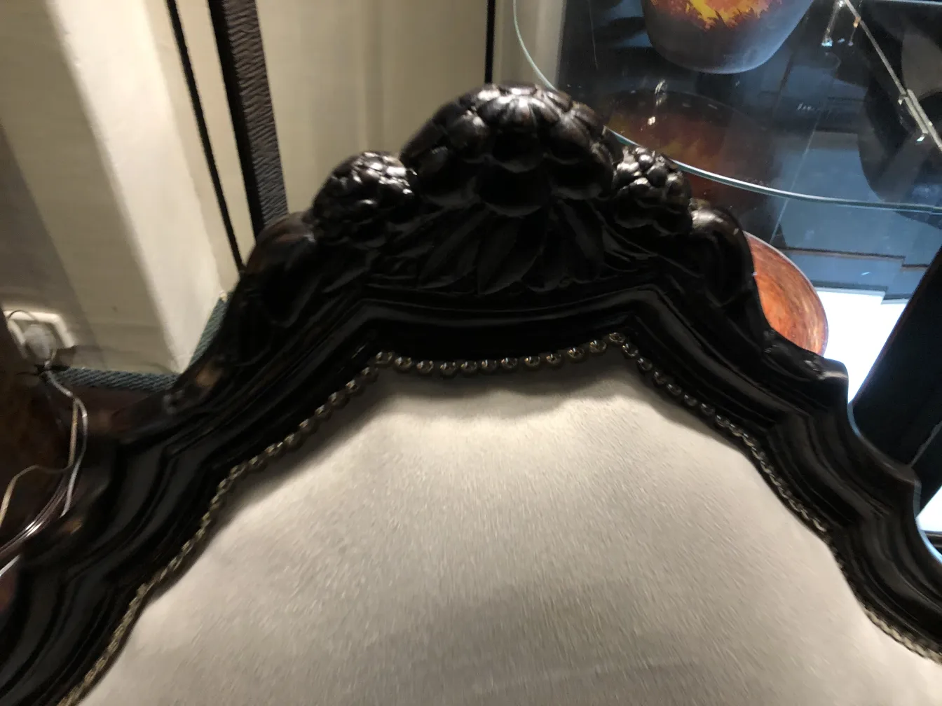 Obenansicht von 3 antiken Armlehnstühlen von Paul Follot mit verzierten Details