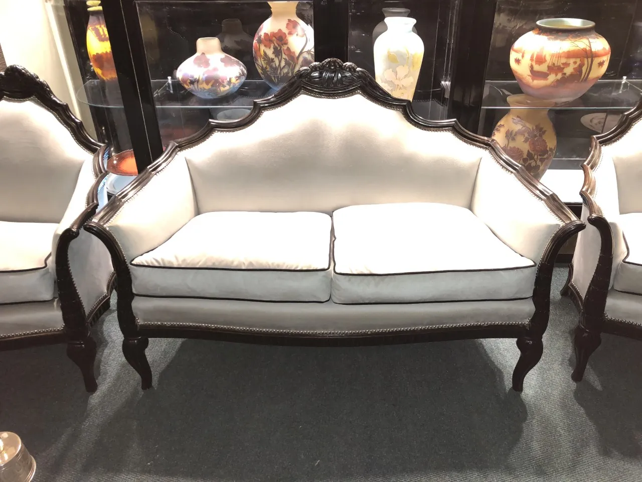 Drei antike Armlehnstühle von Paul Follot in einem gemütlichen Umfeld.