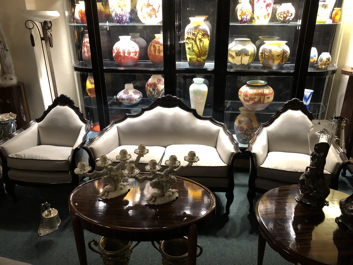 tre poltrone antiche paul follot in un ambiente elegante