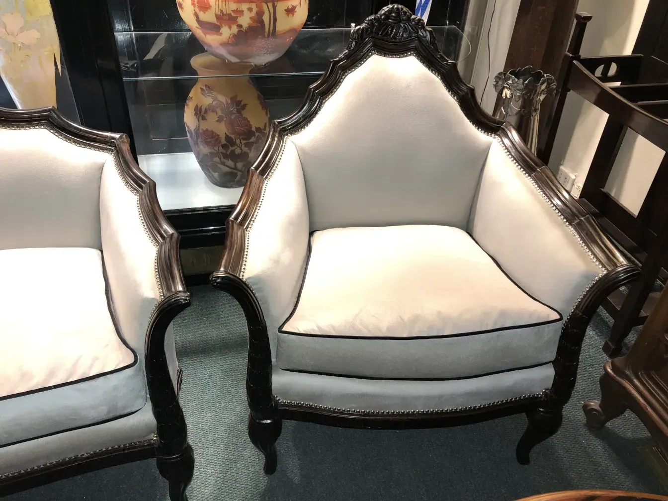 Três poltronas antigas de Paul Follot com detalhes elegantes