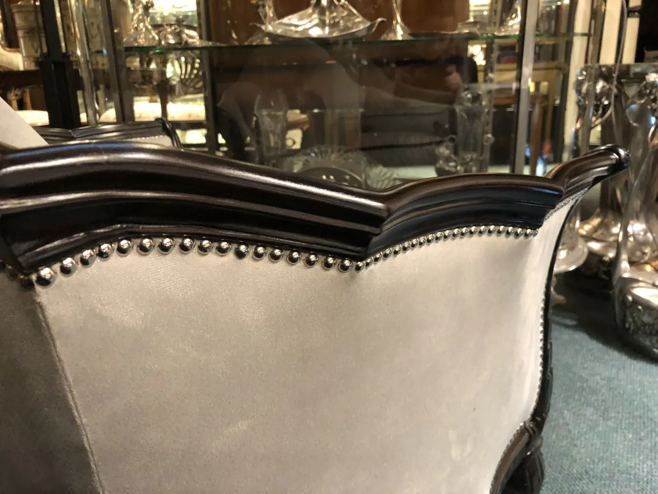 Trois fauteuils antiques de Paul Follot dans un cadre élégant.