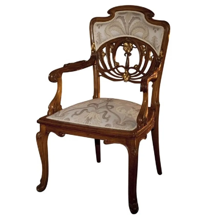 5 fauteuils anciens en style art nouveau avec des motifs élaborés, dans un cadre classique