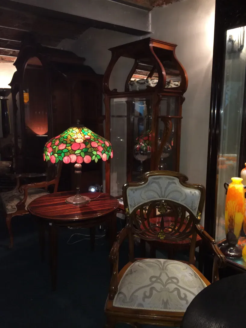 5 poltrone antiche art nouveau in un ambiente accogliente