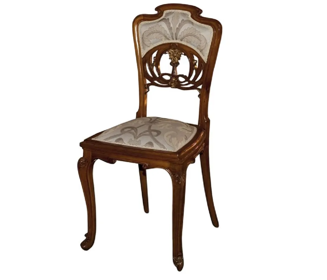 Cinco sillones antiguos de estilo Art Nouveau con diseño elegante