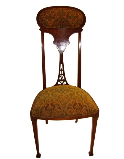 chaises anciennes avec un design art nouveau dans un cadre élégant