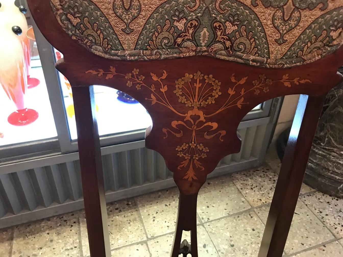 Tres sillones y cuatro sillas antiguas, decorados delicadamente.