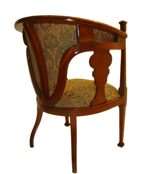 Vue latérale d'un ancien fauteuil avec un design art nouveau.
