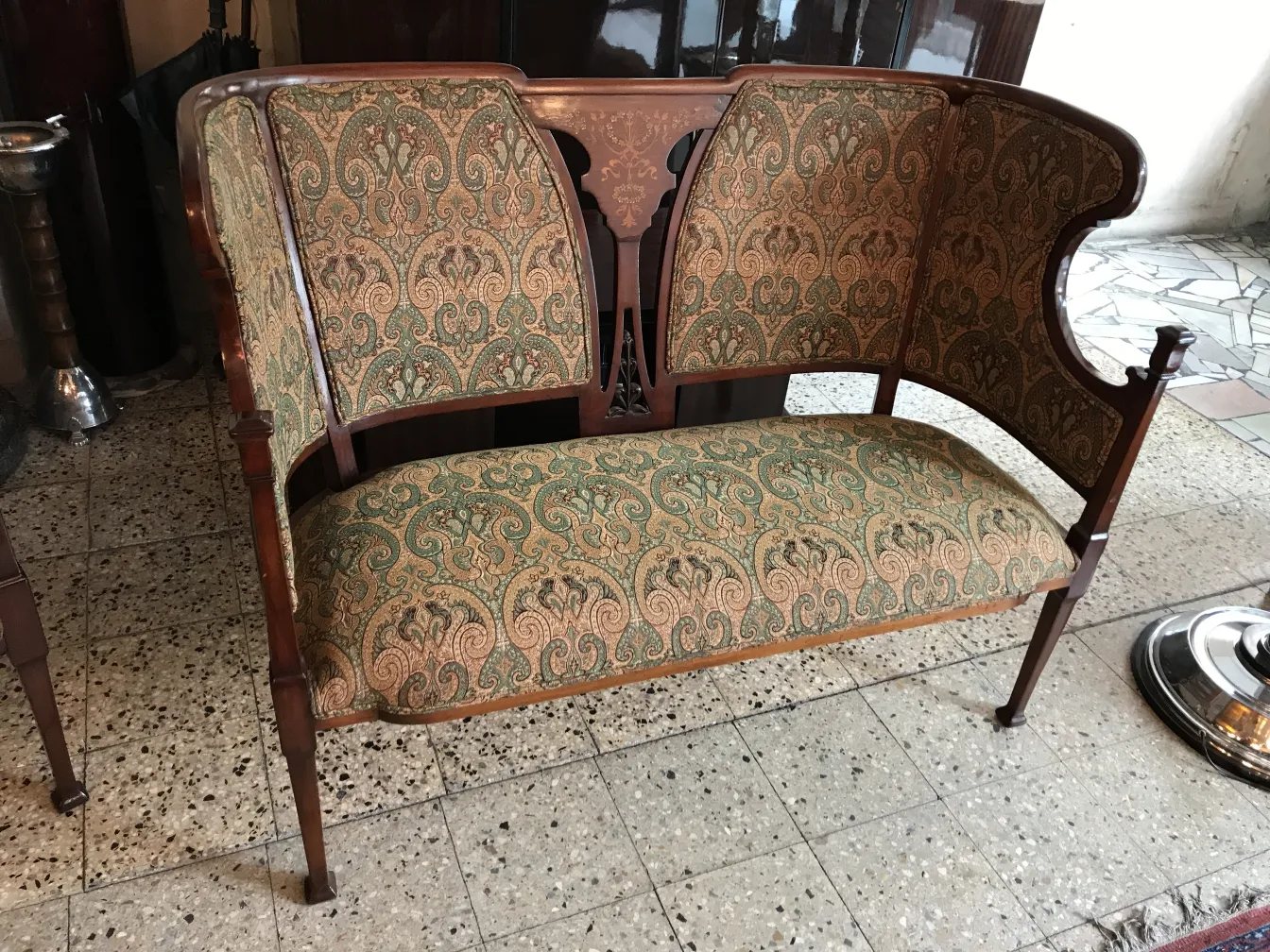 Antike Sessel und Stühle mit Art Nouveau-Design in eleganter Umgebung