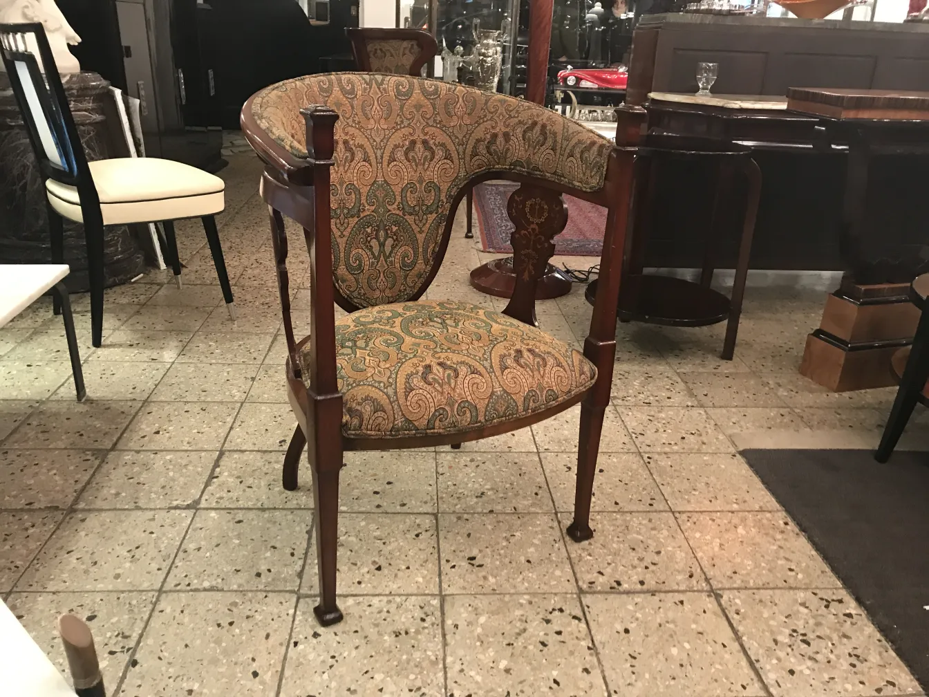 3 antike Sessel mit detailliertem Design und 4 Stühle in klassischer Umgebung