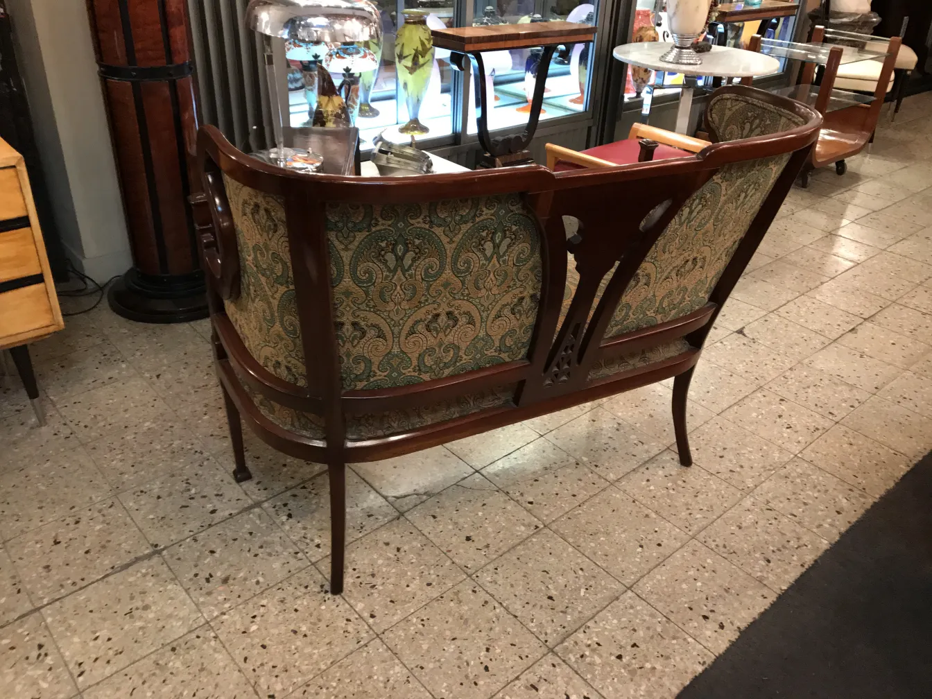 Trois fauteuils de style Art Nouveau et quatre chaises dans un cadre ancien.
