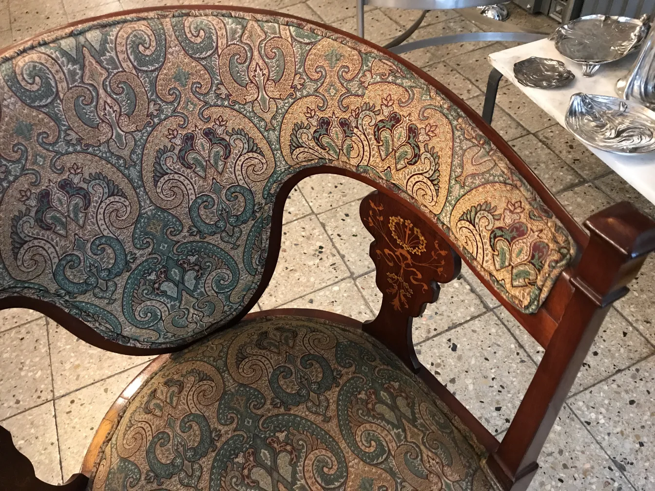 Fauteuils et chaises anciennes avec un beau design Art Nouveau, dans un environnement classique.