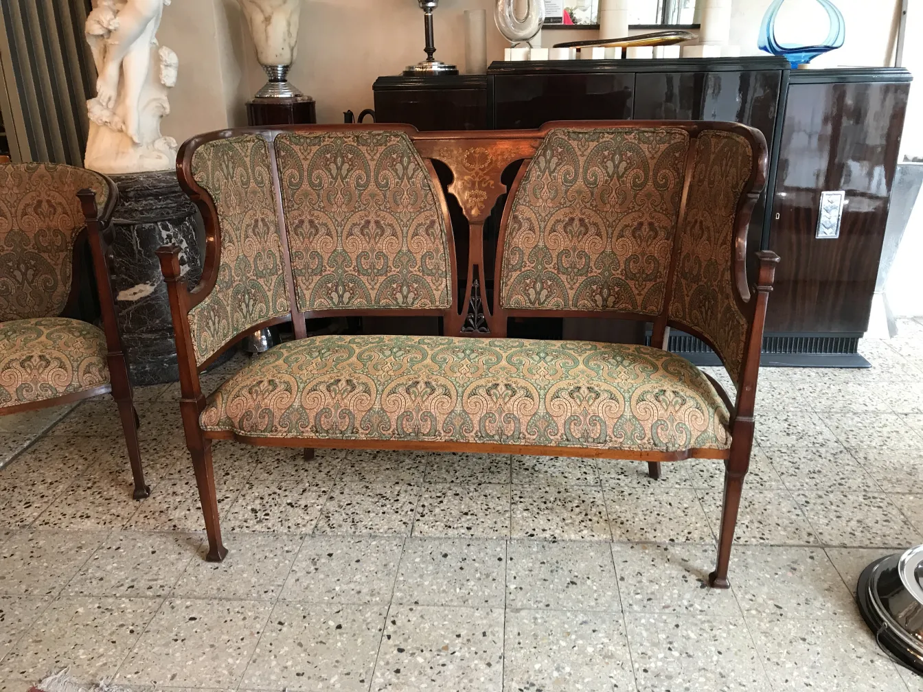 três poltronas e quatro cadeiras antigas com design art nouveau