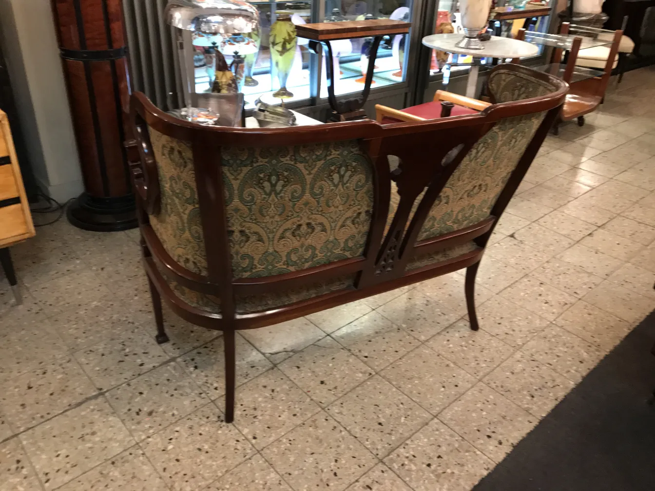 vue arrière de 3 fauteuils et 4 chaises dans un cadre antique