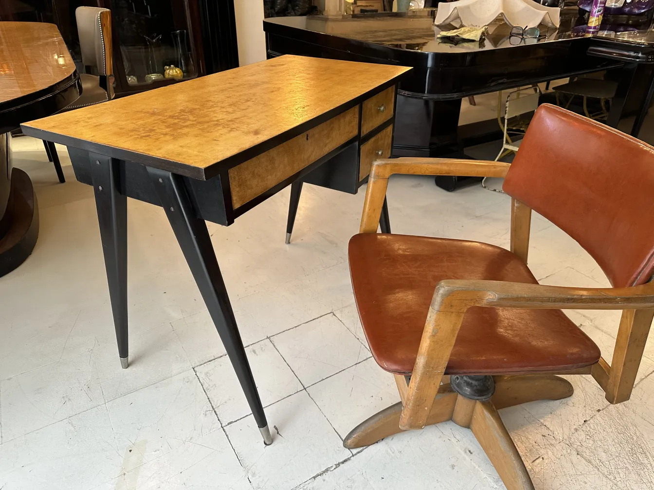 poltrona da ufficio antica con design distintivo nello schienale e nel sedile.