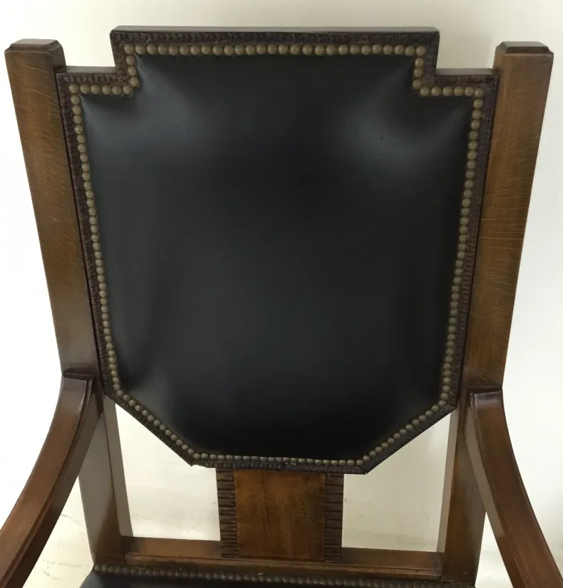 Sillón de escritorio antiguo con respaldo oscuro y detalles