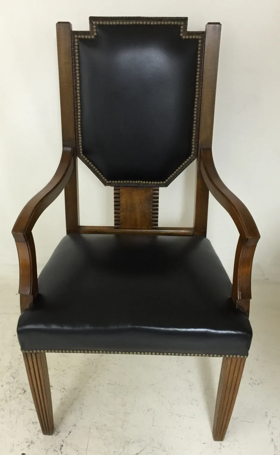 Sillón de escritorio antiguo con respaldo negro y patas rectas