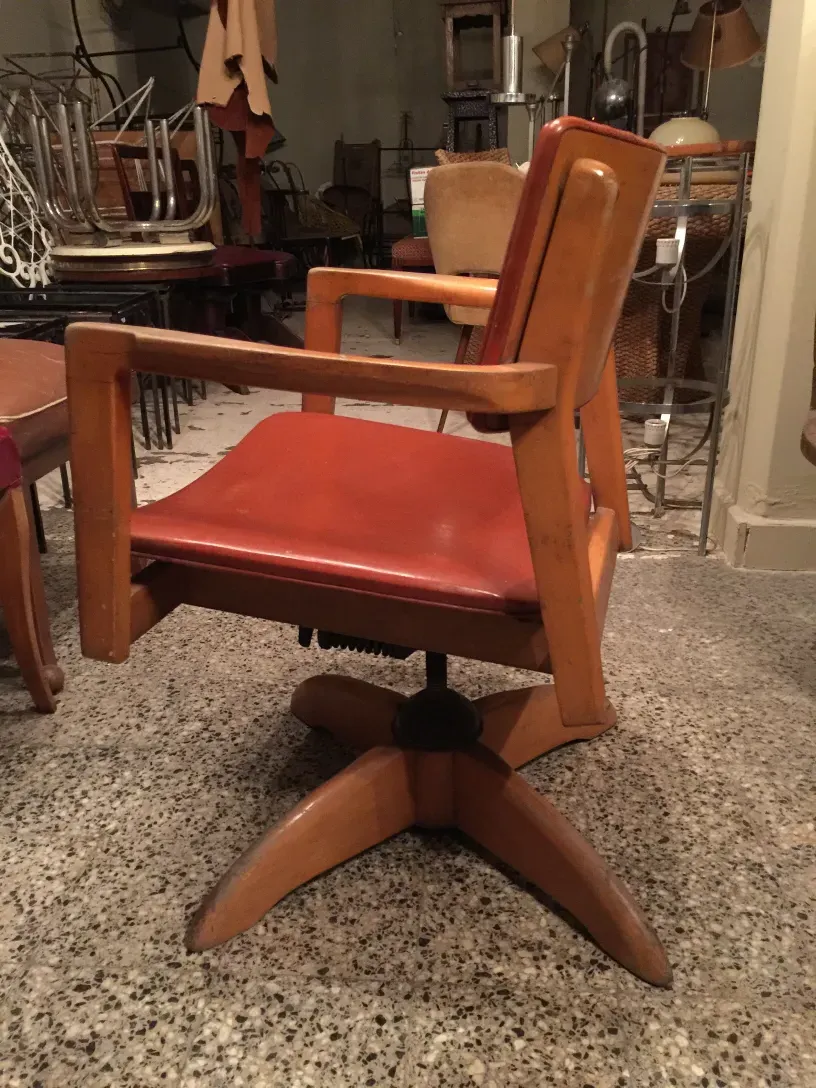 Fauteuil de bureau antique avec base roulante, ambiance d'antiquités