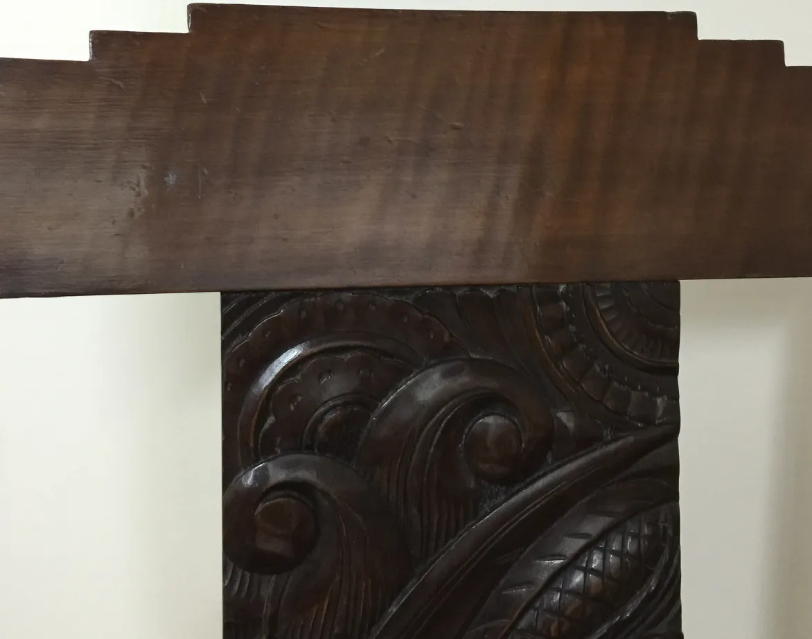 Cadeira de escritório antiga com entalhes decorativos e design elegante em um ambiente neutro