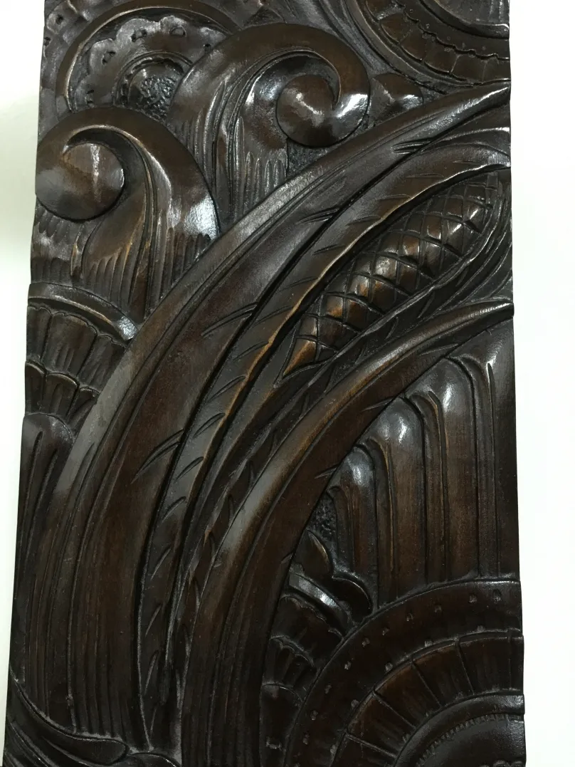 Sillón de escritorio antiguo con grabados ornamentales. Ideal para oficinas. Ambiente elegante y clásico.