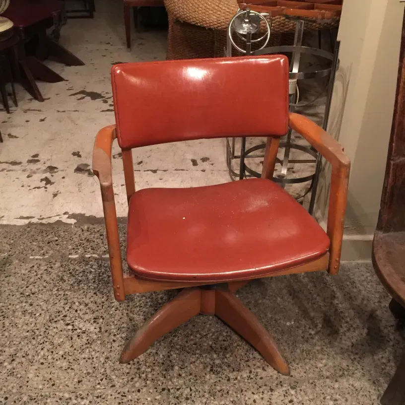 Sillón de escritorio antiguo en un ambiente acogedor